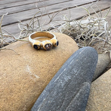Load image into Gallery viewer, Trio ring yellow gold + sapphire
