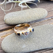 Load image into Gallery viewer, Trio ring yellow gold + sapphire

