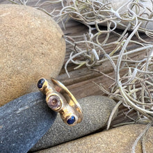 Load image into Gallery viewer, Trio ring yellow gold + sapphire
