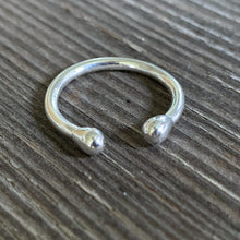 Load image into Gallery viewer, Adjustable Bobble Ring - Appleye Jewellery
