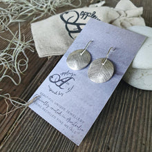 Load image into Gallery viewer, Gum Leaf-Round - Appleye Jewellery
