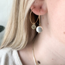 Load image into Gallery viewer, Coin pearl Light weight hoops

